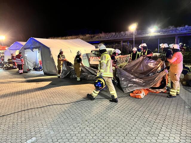 Zelte werden für die Erstversorgung aufgebaut | Foto: Landkreis Stade / Daniel Beneke