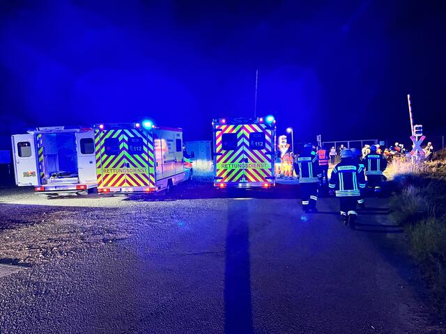 Rettungswagen warten darauf, die Verletzten aufzunehmen, um sie ins Krankenhaus zu transportieren | Foto: Landkreis Stade / Daniel Beneke