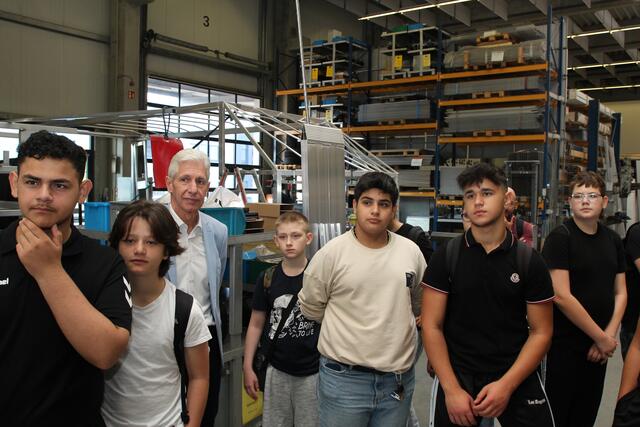 Zusammen mit Schülerinnen und Schülern besucht Landrat Rainer Rempe beim Tag der Wirtschaft Unternehmen | Foto: Landkreis Harburg