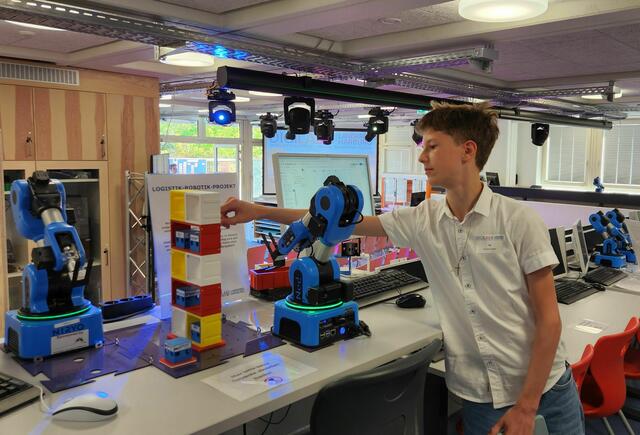 Das Modell zur Automatisierung von Lagerlogistik hat der Neuntklässler vom Gymnasium Hittfeld entwickelt und stellt es zur Eröffnung vor. | Foto: Landkreis Harburg