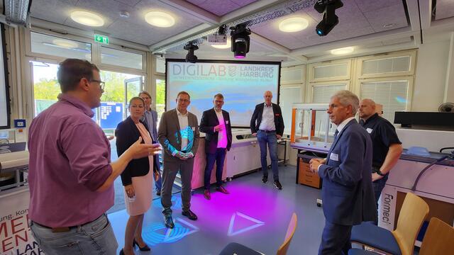 „Bildung, Kompetenz, Kultur“: Ekkehard Brüggemann, Leiter des Medienzentrums, erläutert das Digilab. | Foto: Landkreis Harburg