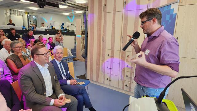 Ekkehard Brüggemann (rechts) eröffnet das neugestaltete Medienzentrum zusammen mit Staatssekretär Marco Hartrich (links) und Landrat Rainer Rempe | Foto: Landkreis Harburg