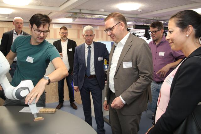 Die Grundlagen der kollaborativen Robotik lassen sich mit Hilfe des Industrieroboters Franka nachvollziehen  | Foto: Landkreis Harburg