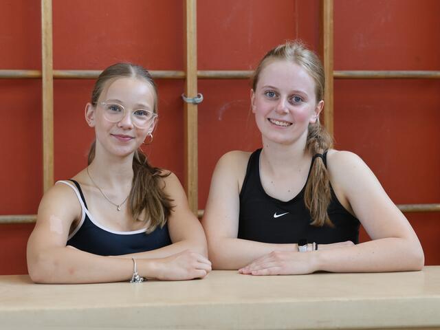 Das 08-Duo (v. li.): Mia Zoric und Mette Reiner­mann unterstützt engagiert beim Training | Foto: cc
