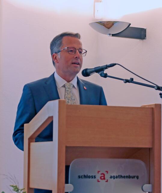 Stades Landrat Kai Seefried bedankte sich bei den Politikern des Kreistages dafür, dass sie einstimmig für die Kooperation zwischen der Universität Riga und den Elbe Kliniken votiert haben | Foto: jd