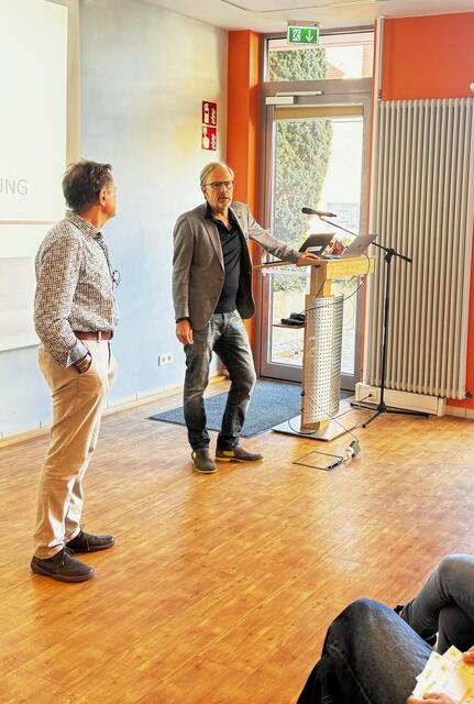 Chefarzt Dr. Johannes Klemm (r.) hieß die Gäste in der Cafeteria des Krankenhauses Winsen willkommen | Foto: Krankenhaus Winsen