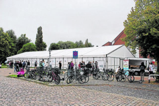 Eine Zelthalle erweitert die Ausstellerfläche