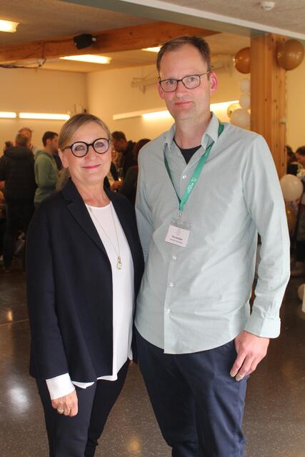 Die ehemalige Schulleiterin der Waldschule, Kirsten Fuhrmann und Tim Schüder, zweiter Konrektor | Foto: pm