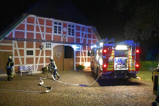 Durch das schnelle Eingreifen der Brandschützer wurde ein Übergreifen des Feuerwehrs auch auf das Wohnhaus verhindert | Foto: Mathias Wille