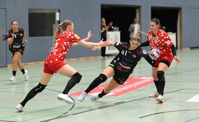 Wiebke Meyer (am Ball) war mit sieben Toren die beste Werferin bei den Handball-Luchsen | Foto: cc