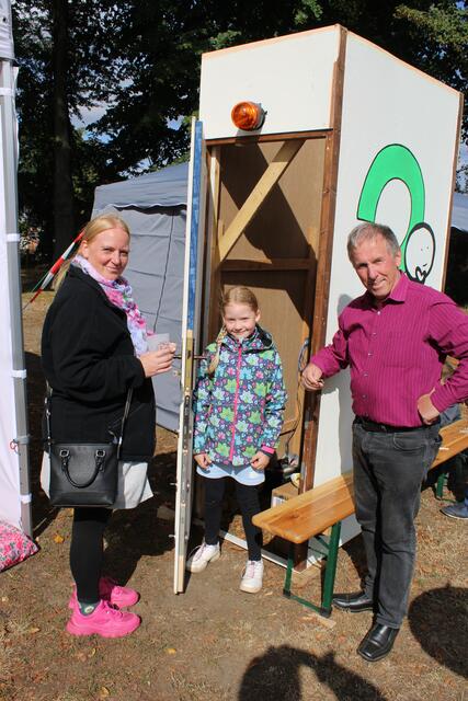 Erfolg beim Türöffnen-Spiel: Zoe (9) mit ihrer Mutter Carola und Klaus Arndt von der Evangelischen Gemeinschaft Gödenstorf | Foto: ce