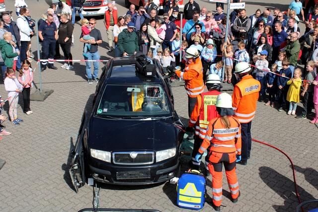Rettungsdienst und Feuerwehr zeigen, wie eine verletzte Person aus einem verunfallten PKW gerettet wird | Foto: B. Giese