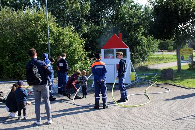 An der Spritzwand der Jugendfeuerwehr durften auch die Kleinsten mal "löschen" | Foto: B. Giese