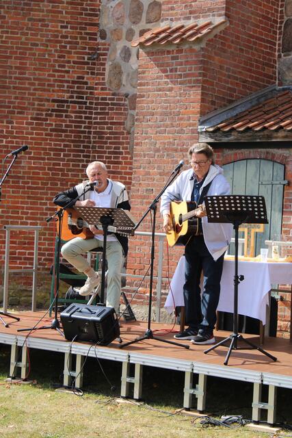 Das "Chambers Acoustic Duo" spielte an der Kirche Evergreens und Oldies | Foto: ce