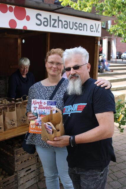 Birgit und Thomas Putensen erstanden erntefrische Kartoffeln am Stand des Vereins "Salzhausen e.V." | Foto: ce