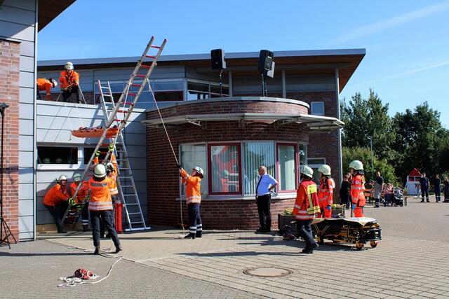 Hier wurde simuliert, wie eine verletzte Person vom Dach gerettet wird | Foto: B. Giese