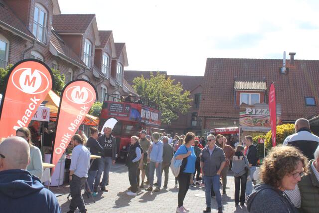 Auf dem Sparkassen-Gelände lockten Foodtrucks und Stände mit anderen Attraktionen | Foto: ce