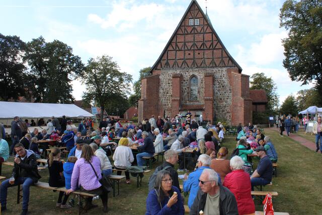 Das Gelände an der St.-Johannis-Kirche war wieder ein beliebter Treffpunkt der zahlreichen Besucher | Foto: ce