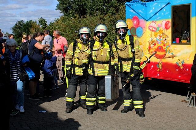 Volle Ausrüstung und schwerer Atemschutz: So betreten Feuerwehrleute brennende Gebäude | Foto: B. Giese