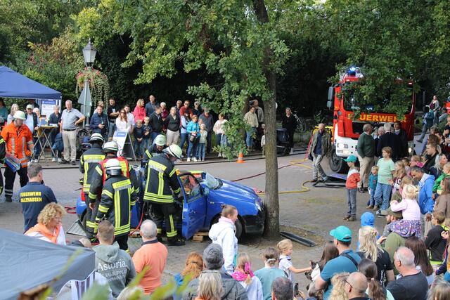 Die Feuerwehr demonstrierte authentisch die Rettung eines Verletzten aus einem verunglückten Auto | Foto: ce