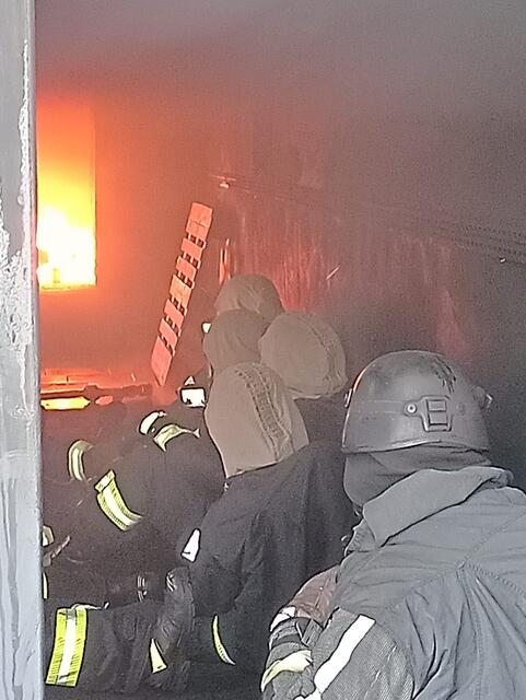 Im Festbrandstoff-Container warteten reale Flammen und dichte Rauchschwaden auf die Feuerwehr | Foto: Feuerwehr Hollenstedt