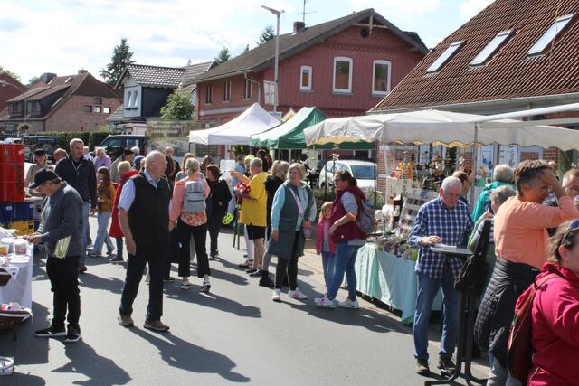 Kunsthandwerk und mehr gab es in der Eyendorfer Straße | Foto: ce