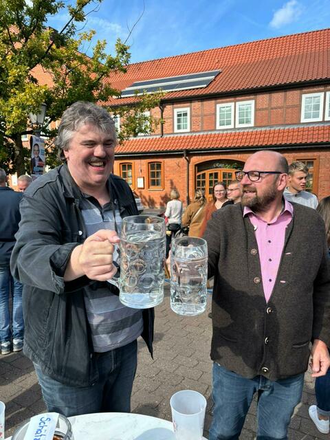 Maßen sich beim Bierkrug-Stemmen: WOCHENBLATT-Redakteur Christoph Ehlermann (li.) und Oliver Voß aus Salzhausen | Foto: Jürgen Meinberg