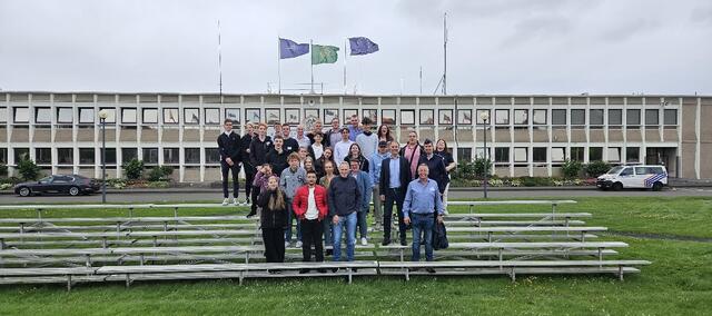 vor dem Gebäude, dort wo sonst die Staats- und Regierungschefs sich zum Gruppenbild einfinden | Foto: CSN