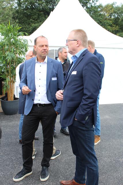 Michael von Malottky, Geschäftsführer OTTO DÖRNER Kies und Deponien GmbH &amp; Co. KG im Gespräch mit Mike Wille, Hauptamtsleiter Gemeinde Seevetal  | Foto: sra