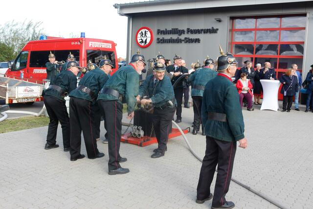 Eindrucksvoll war auch die Vorführung der „Pickelhauben“ aus der Feuerwehr Südergellersen | Foto: Lutz Wreide
