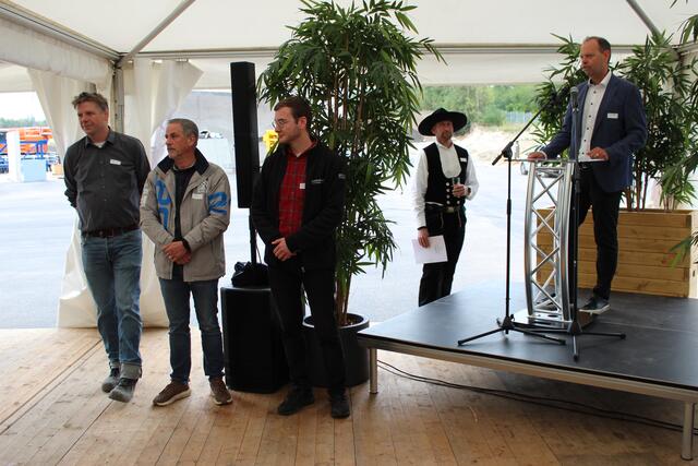 Michael von Malottky (re.) bedankt sich bei allen Verantwortlichen des "ORCA"-Projektes | Foto: sra
