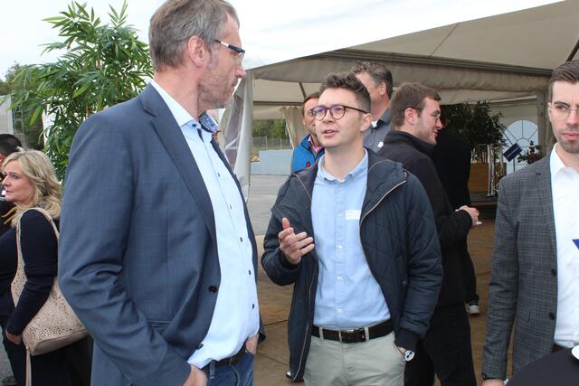 Rosengartens Bürgermeister Dirk Seidler und Luca Richter, Referent der Geschäftsführung und Mitorganisator des Richtfestes  | Foto: sra 