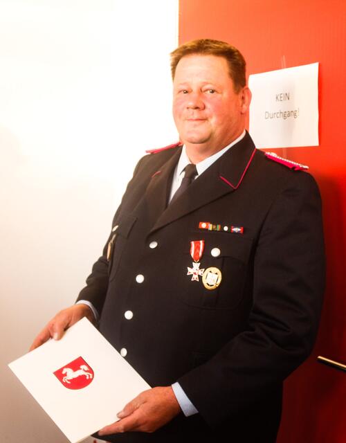 Dirk Meyer erhielt das Feuerwehr-Ehrenzeichen am Bande des Landes Niedersachsen | Foto: Lutz Wreide