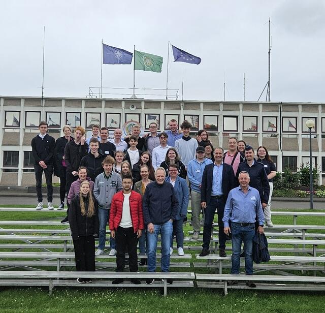 Vor dem Gebäude, dort wo sonst die Staats- und Regierungschefs sich zum Gruppenbild einfinden | Foto: CSN