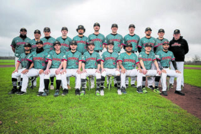 Die 1. Herren der Dohren Wild Farmers besteht seit 1991 und nimmt ununterbrochen am Spielbetrieb teil. Nach zwei Jahren in der 2. Baseball-Bundesliga konnte das Team in der Saison 2016 den erneuten Aufstieg in die 1. Baseball-Bundesliga perfekt machen. Seitdem schafft es die 1. Herren der Wild Farmers immer wieder in die Play-offs der 1. Baseball-Bundesliga. Das Team spielt in der Saison 2024 im DBV in der 1. Baseball-Bundesliga Nord Foto: Mediaday