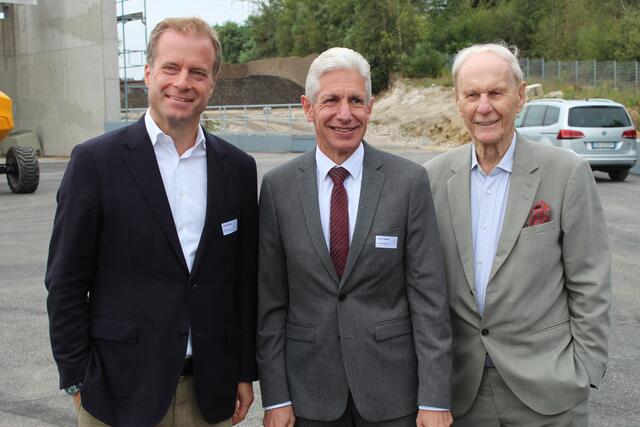 Zufriedene Gesichter: Landrat Rainer Rempe (Mi.) mit den geschäftsführenden Gesellschaftern (v.li.) Oliver und Horst Dörner auf dem Richtfest der neuen "ORCA" (Otto Dörner Recyclinganlage) | Foto: sra