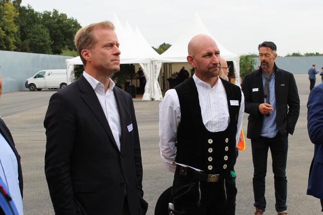 Oliver Dörner und verantwortlicher Zimmermann Thomas Storm | Foto: sra