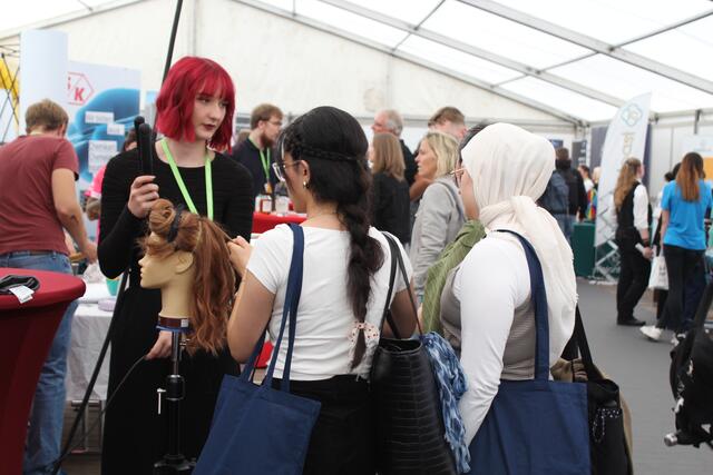 Praxisversuche am Stand eines Friseurbetriebs | Foto: sb