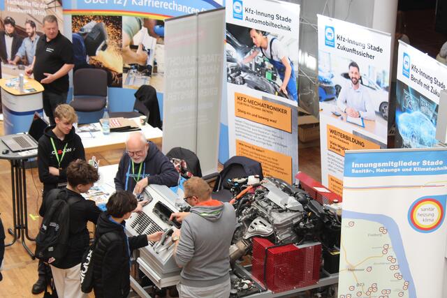 Der Übungsmotor am Stand der Kfz-Innung Stade stieß auf reges Interesse | Foto: sb