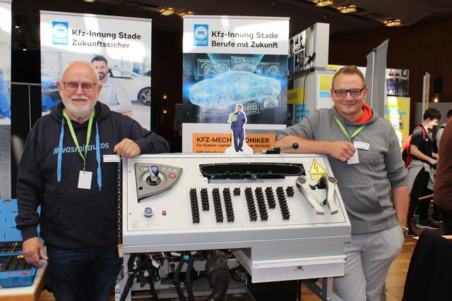 Hans-Hermann Rademacher (li.) und Mike Dutschek von der Kfz-Innung Stade hatten einen Ausbildungsmotor mitgebracht | Foto: sb