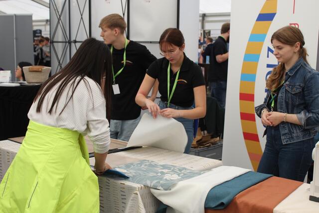 Praktische Tapezierübung am Stand eines Raumausstatter-Unternehmens | Foto: sb