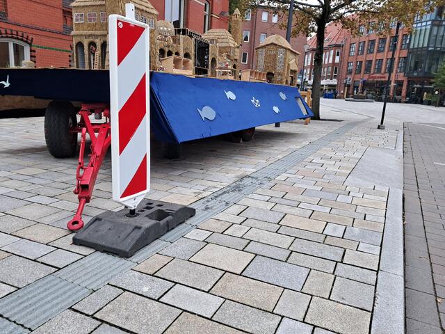 Eine Barke steht auf dem Leitsystem für sehbehinderte Menschen | Foto: Anika Werner