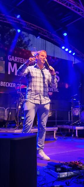 Jörg Hartmann, Seevetals stellvertretender Bürgermeister, eröffnete am Freitag die Bellandris-Matthies-Bühne und damit auch das Dorffest 2024 | Foto: Torben Schmidt