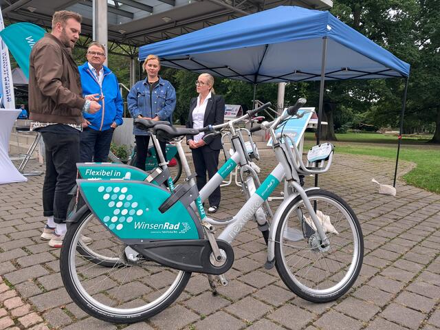 Nadja Weippert (re.) und Christian Riech (2. v.l.) von der Stadt Winsen lassen sich das System von WinsenRad erklären | Foto: Anika Werner