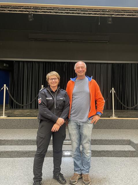 Polizistin und Beauftragten für Jugendliche, Katrin Ragge, mit dem Künstler Alfons | Foto: Brandt