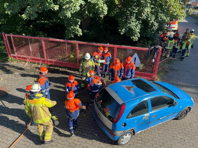 Ein simulierter Verkehrsunfall beschäftigte die Mädchen und Jungen von der Jugendfeuerwehr. | Foto: Freiwillige Feuerwehr Wiepenkathen