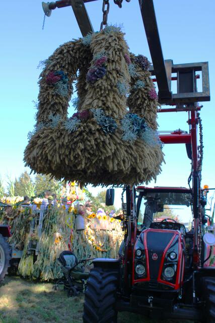 Zum ersten Mal gab es zwei Erntekronen: einmal am Trecker, der den Zug anführt, eine zweite hing im Festzelt | Foto: pöp