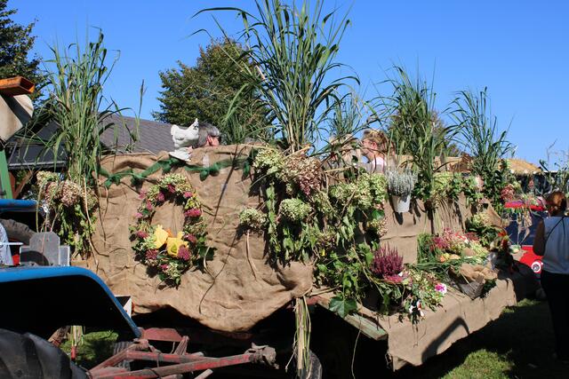 Rötliche Heidetöne, Blüten und eine Verkleidung aus Jute schmücken diesen Wagen | Foto: pöp