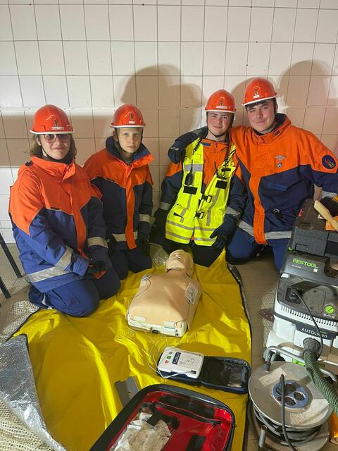 Auch Erste Hilfe stand auf dem Programm. | Foto: Freiwillige Feuerwehr Wiepenkathen