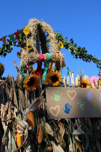 Sonnenblumen und Mais, Fähnchengirlanden und "bunte Kinderhände" schmücken diesen Wagen | Foto: pöp